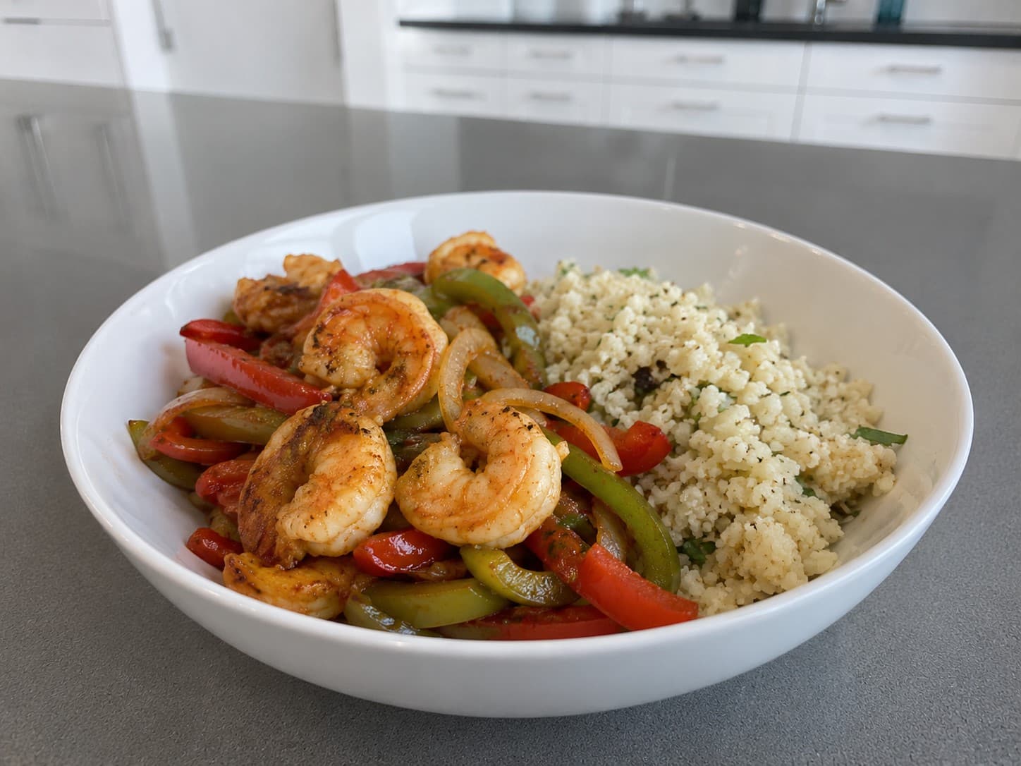 Bowl de Camarones Fajita con Arroz de Coliflor