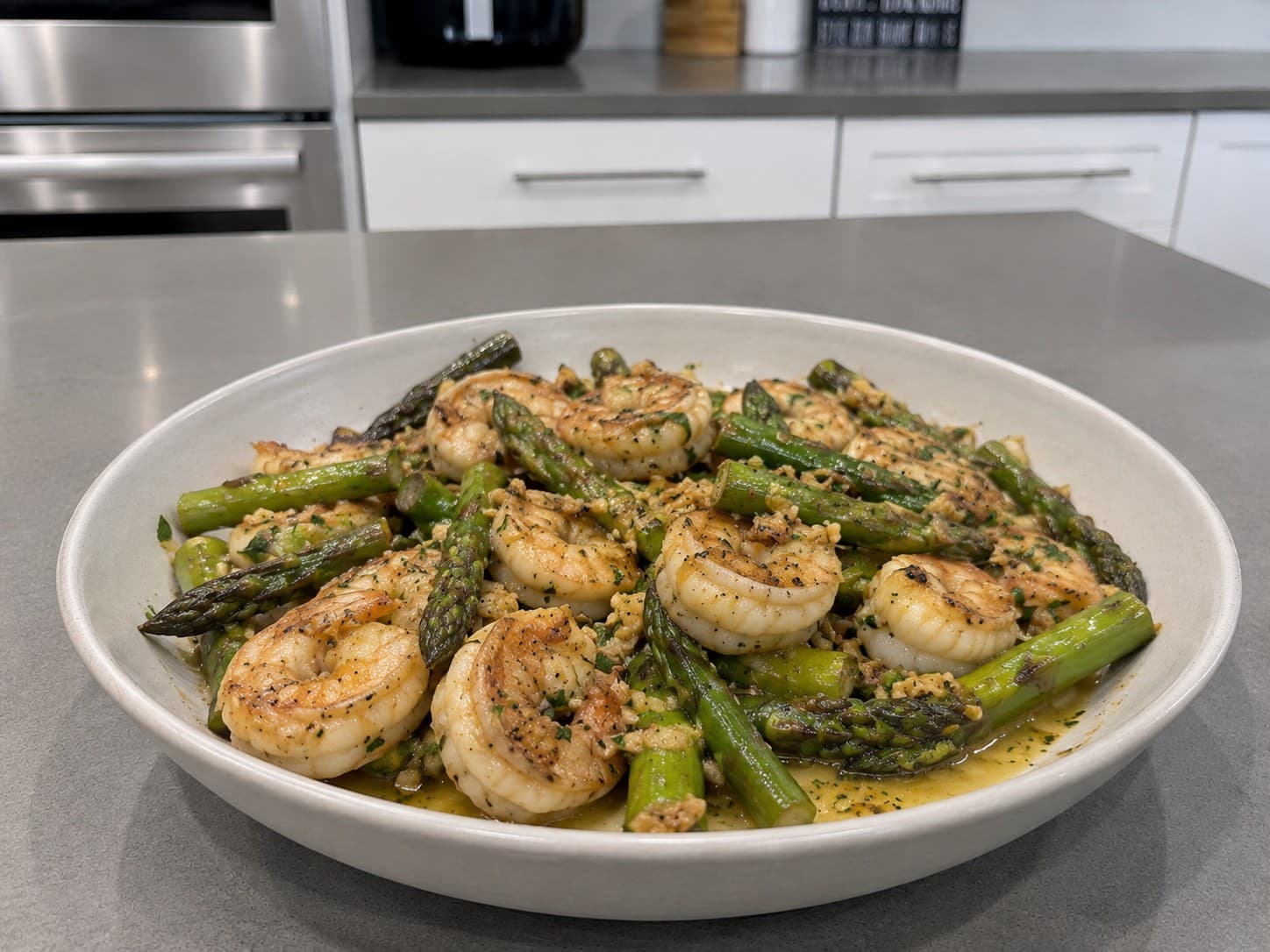 Camarones al Ajo y Mantequilla con Espárragos