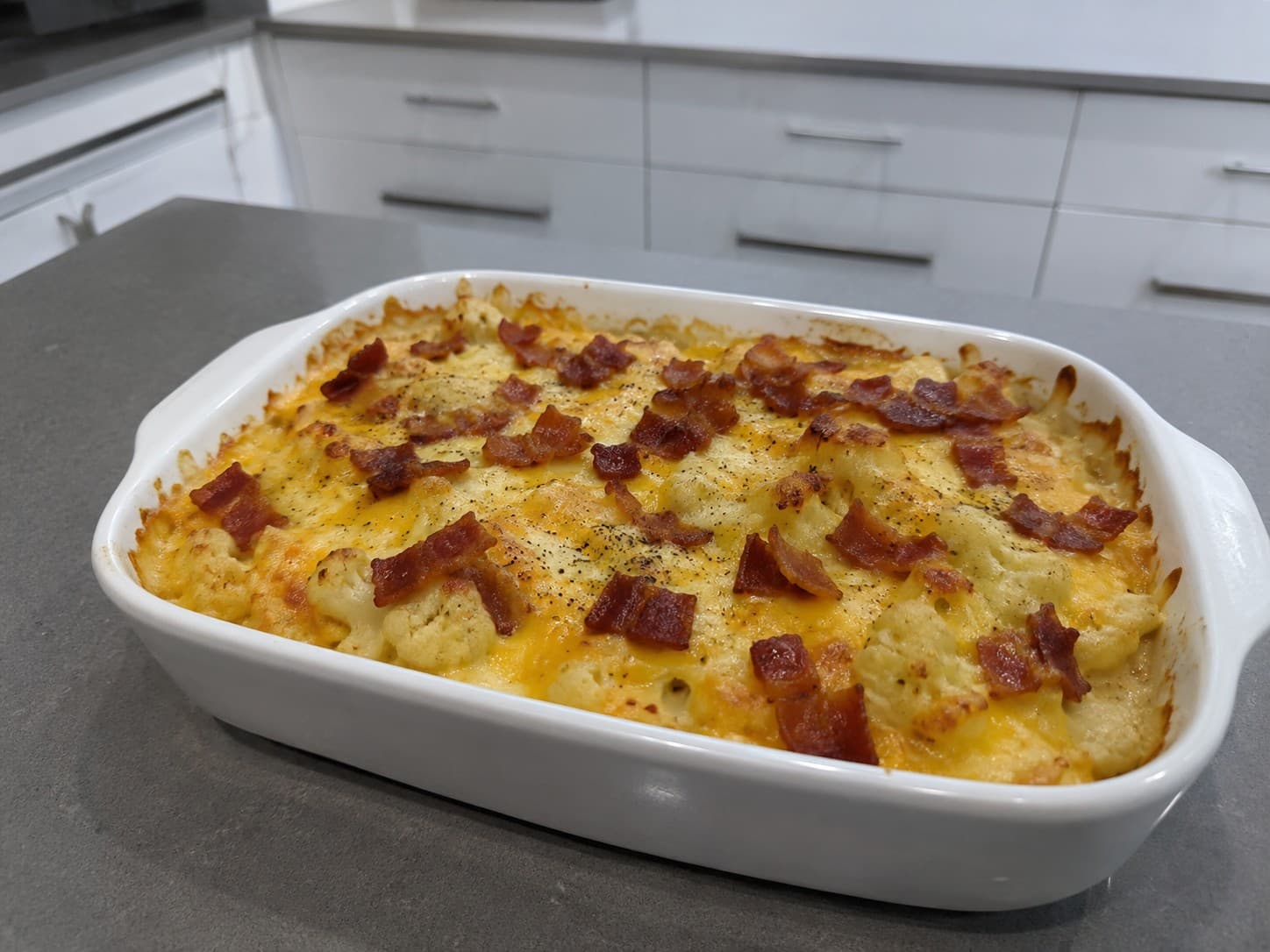 Mac and Cheese Keto de Coliflor con Tocino
